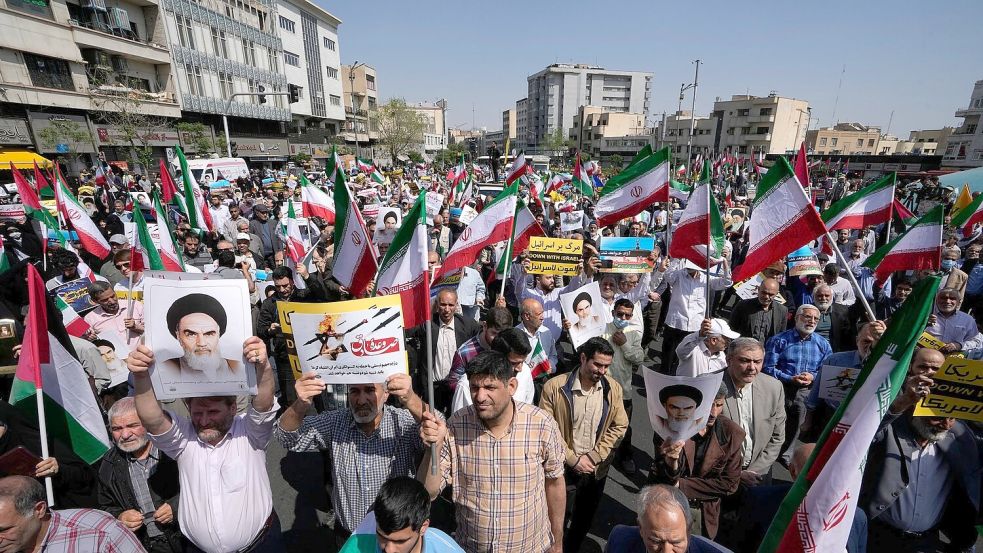 Iranische Gläubige nehmen an einer anti-israelischen Versammlung in Teheran teil. Foto: Vahid Salemi/AP
